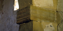 Capitel de pilar de la iglesia de San Salvador de Valdediós, Vil