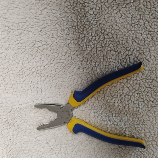 Alicate universal (abierto)