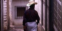 Hombre con traje tradicional en San Pedro La Laguna, Guatemala