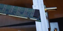Desmontaje de un chip de memoria RAM de ordenador