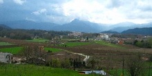 Vista de prados y montañas a las afueras de Olot, Garrotxa, Gero