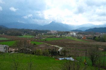 Vista de prados y montañas a las afueras de Olot, Garrotxa, Gero