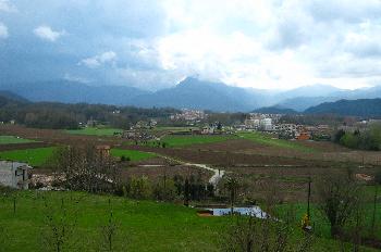 Vista de prados y montañas a las afueras de Olot, Garrotxa, Gero
