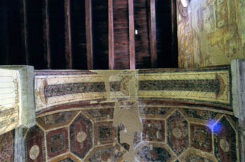 Pintura ornametal en el intrados de San Julián de los Prados, Ov