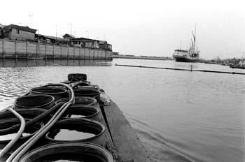 Vendedores de agua en los barcos, Indonesia