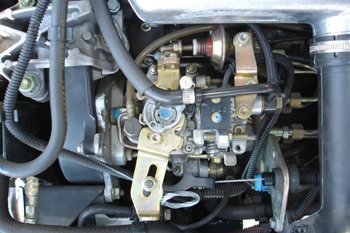 Bomba inyectora VE. Vista de palanca de aceleración y amortiguad