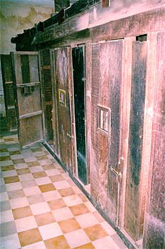 Celdas de castigo en campo de concentración, Phnom Penh, Camboya