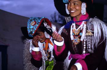 Representación de la ceremonia tradicional del matrimonio (6), L