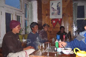 Sherpas descansando en hostal