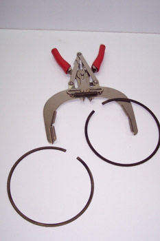 Alicate para la colocación de segmentos en pistón