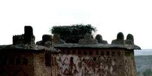 Nido de cigüeña sobre una torre de adobe, Ait Benhaddou, Marruec