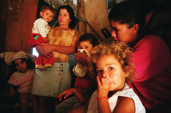 Familia numerosa, favela de Sao Paulo, Brasil