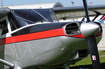 Capó de motor de émbolo