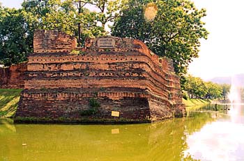 Una de las cuatro esquinas de la muralla medieval de Chiang Mai,
