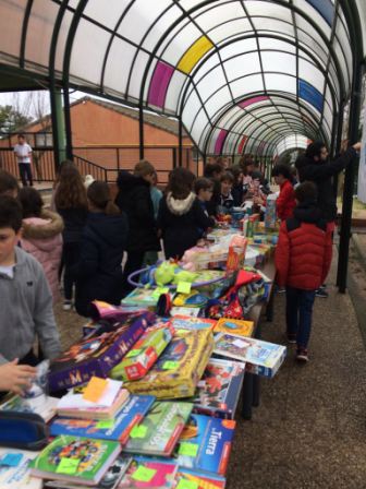 2017_01_MONTANDO EL MERCADILLO SOLIDARIO 6