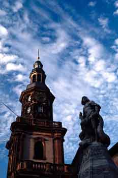 Iglesia, campanario y escultura