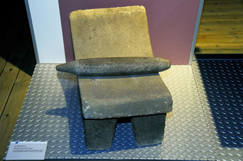 Utensilios domésticos: Metate para moler cacao, Museo del Pueblo