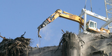 Grúa que ha demolido el edificio Windsor, en acción en la cima d