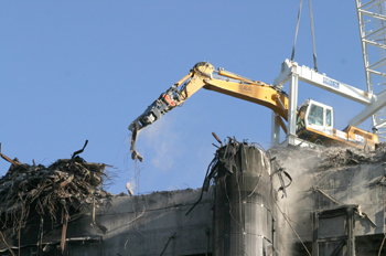 Grúa que ha demolido el edificio Windsor, en acción en la cima d