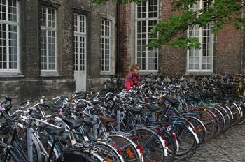 Bicicletas aparcadas, Lovaina, Bélgica