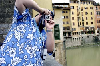 Turista en el Ponte Vecchio, Florencia