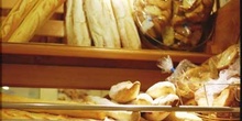 Estante de panes frescos
