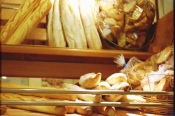 Estante de panes frescos