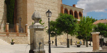 Fuente con parroquia al fondo en Tielmes