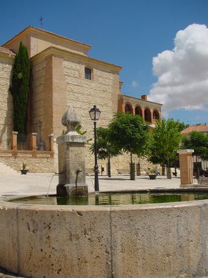 Fuente con parroquia al fondo en Tielmes