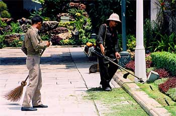 Operarios limpiando Palacio, Bangkok, Tailandia