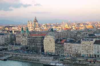 Pest y basílica de St. Stephen, Budapest, Hungría