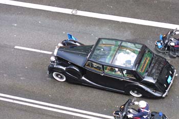 Coche Oficial escoltado por motoristas