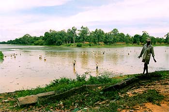 Canal de agua rodeando Angkor Wat, Angkor, Camboya