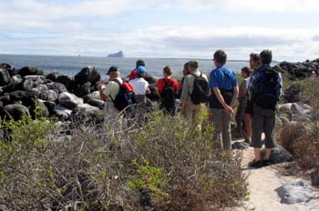 Grupo de turistas en Isla Lobos, Ecuador