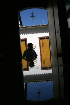 Imagen reflejada en una mesa, Paraty, Rio de Janeiro, Brasil