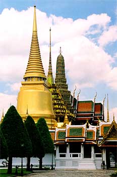 Stupas doradas de templo, Bangkok, Tailandia