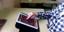 Movimiento vertical del dedo de arriba a abajo en una tablet.
