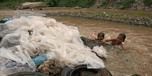 Limpiando plásticos en el rio, Copi River, Jogyakarta, Indonesia
