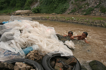 Limpiando plásticos en el rio, Copi River, Jogyakarta, Indonesia