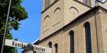 Fachada de iglesia con señalización y farola, Colonia, Alemania