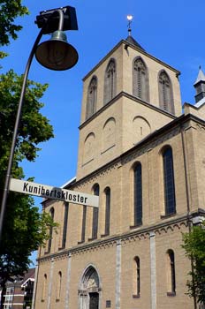 Fachada de iglesia con señalización y farola, Colonia, Alemania