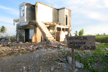 Cartel reivindicando propiedad, Melaboh, Sumatra, Indonesia