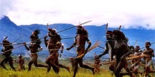 Guerreros corriendo y simulando una batalla, Irian Jaya, Indones