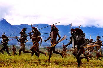 Guerreros corriendo y simulando una batalla, Irian Jaya, Indones