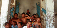Grupo sentando en casa abandonada, favelas de Sao Paulo, Brasil