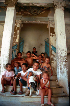 Grupo sentando en casa abandonada, favelas de Sao Paulo, Brasil