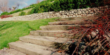 Escaleras de piedra en un parque
