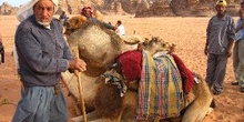 Hombres con camellos en el desierto Wadi Rum, Jordania