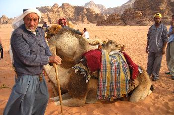 Hombres con camellos en el desierto Wadi Rum, Jordania