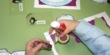 Realizando manualidades